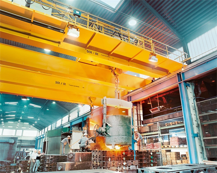用于钢材生产和铸造特种起重机.jpg